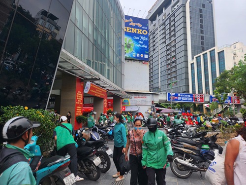 Xe om tran len san ga Cat Linh cheo keo khach. Anh: Minh Hanh 