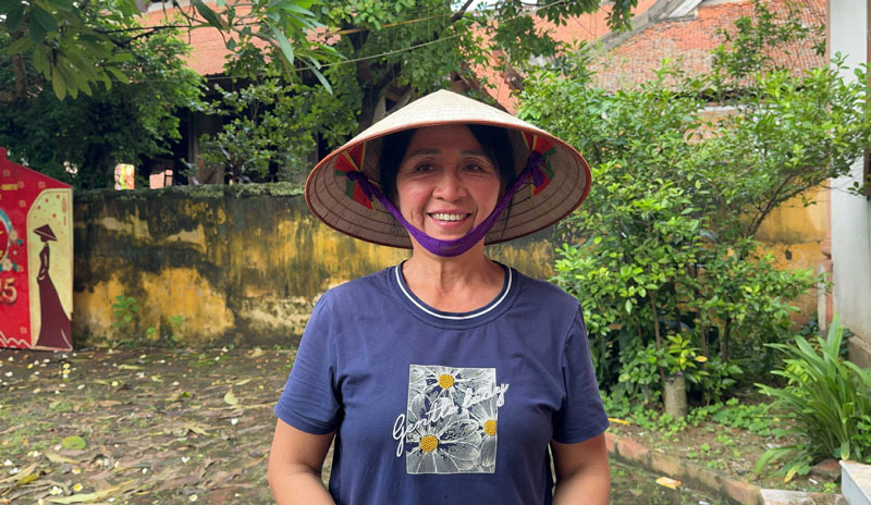 Ba Nguyen Thi Thu (to dan pho Mong Phu, phuong Son Tay, Ha Noi) chia se niem vui voi phong vien Lao Dong. Anh: Thuy Linh