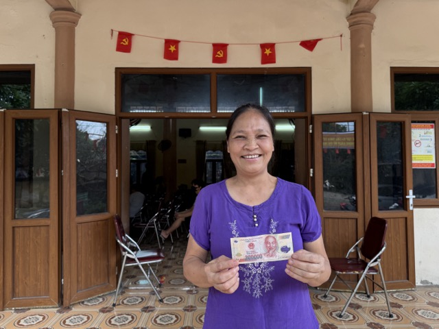 Ba Nguyen Thi Dung (phuong Son Tay- Ha Noi) chia se niem vui nhan duoc qua Tet Doc lap cua Nha nuoc. Anh: Thuy Linh