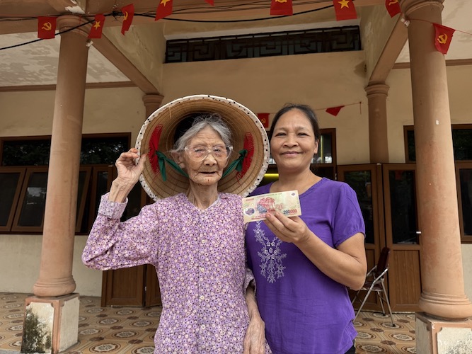 Ms. Nguyen Thi Dung (right) and many people in Hanoi received gifts for the State's independence Day. Photo: Thuy Linh