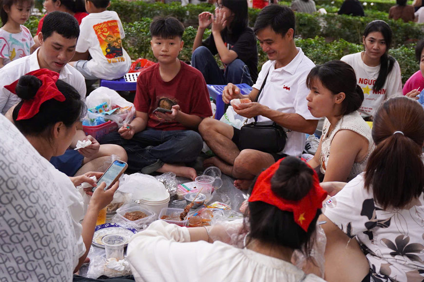 Hanh trang cua nguoi dan co day du quan ao, thuc an, chieu ngoi de xuyen dem cho xem dieu binh. Anh: Linh Trang - Trang Anh