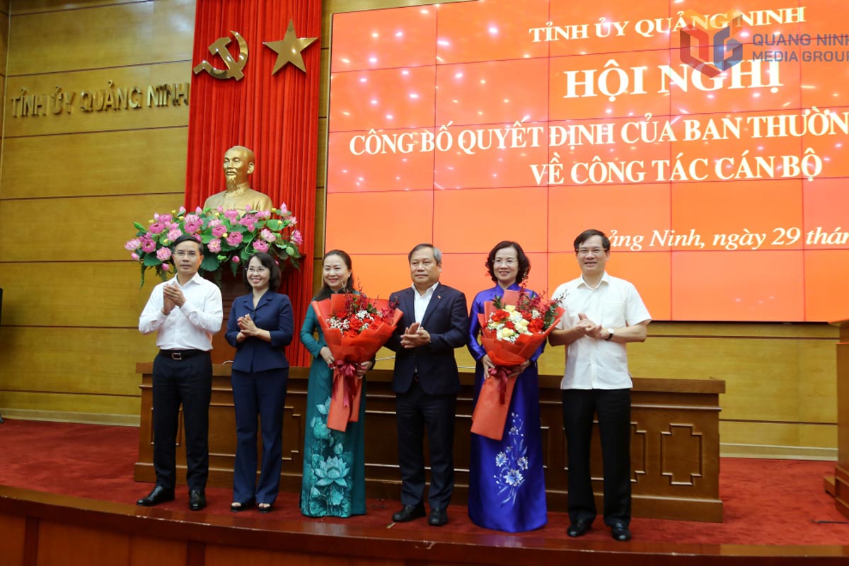 Thuong truc Tinh uy tang hoa chuc mung ba Bui Thuy Phuong va ba Vi Ngoc Bich. Anh: QMG