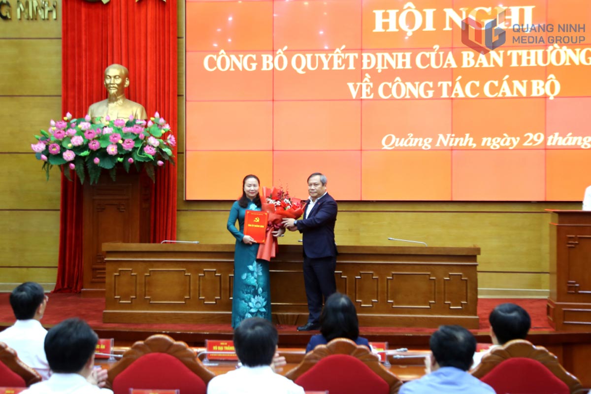 Mr. Vu Dai Thang, member of the Party Central Committee, Secretary of the Provincial Party Committee, Head of the National Assembly Delegation of Quang Ninh province presented the Decision to Ms. Vi Ngoc Bich. Photo: QG