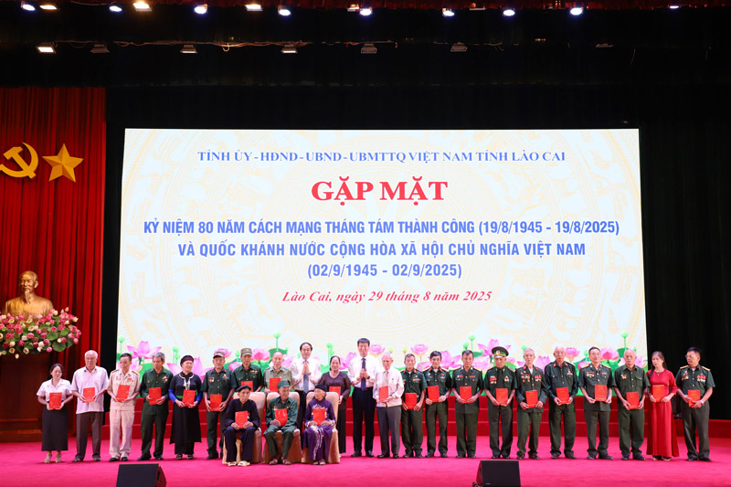 Lanh dao tinh Lao Cai danh tang nhung phan qua y nghia nham tri an nhung dong gop cua can bo lao thanh cach mang, nguyen lanh dao chu chot. Anh: Linh Vu