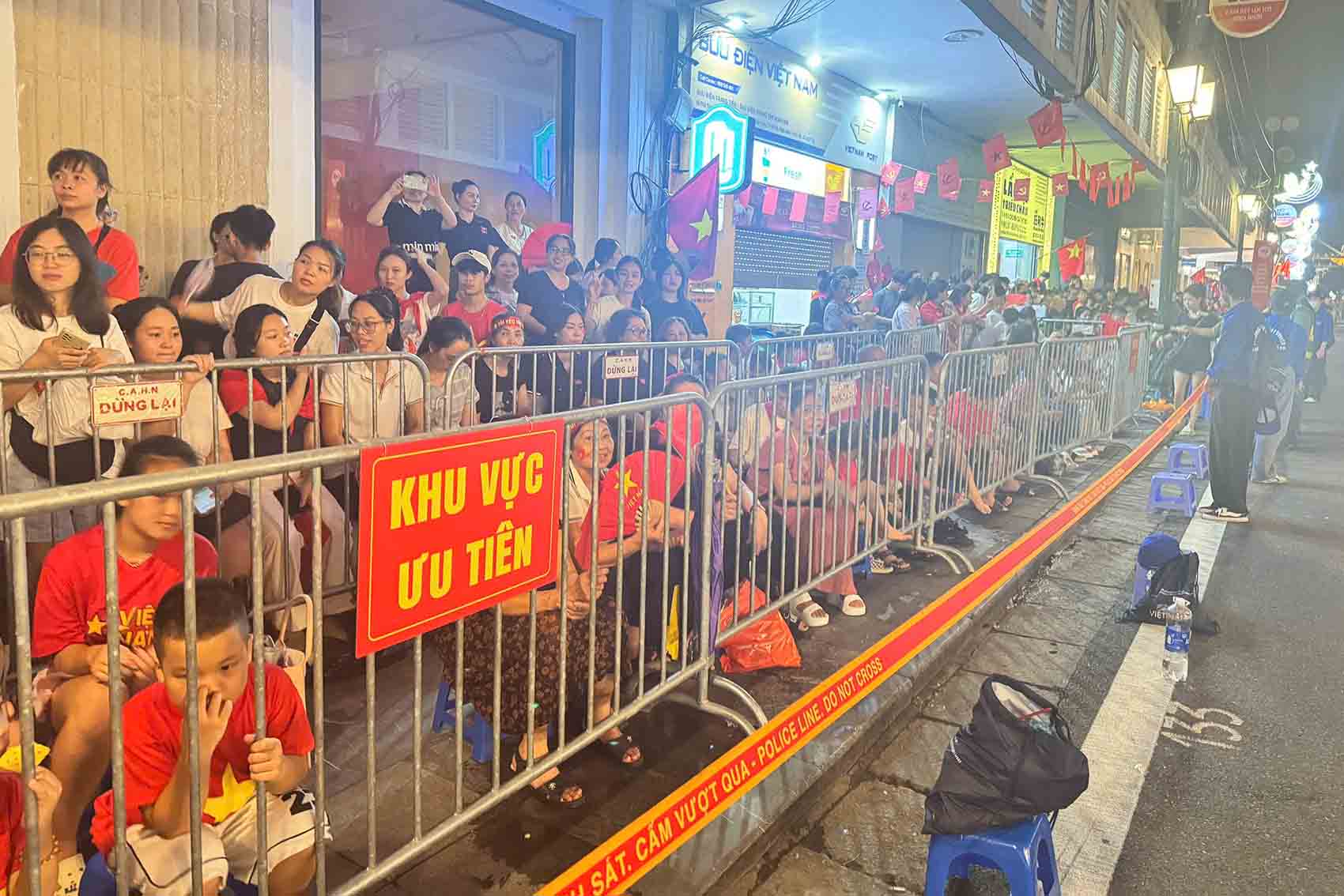 하노이는 군사 퍼레이드를 우선적으로 관람하는 경우를 위해 8월 29일 밤샘 숙박 시설을 마련했습니다. 사진: Ngoc Bich