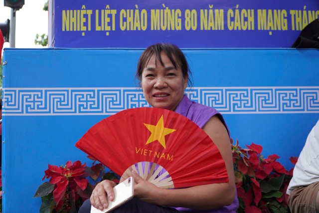 Den tu Quang Tri, 2 chi em ba Nguyen Thi Loan da xac dinh se thue tro khoang 4 ngay o Ha Noi de xem duoc tron ven le dieu binh Quoc khanh 2.9. “Toi bat xe ra den day luc 5h sang. 2 chi em di tim nha tro roi den 12h trua thi ra day ngoi. Vi qua la dong nen chung toi bao nhau phai di tu som de co cho dep ngoi xem dieu binh. Vi 80 nam moi co mot lan thoi, nen chung toi hao huc va mong cho lam. Toi da chuan bi do an thuc uong de co the cho doi ca dem cung duoc” - ba Loan chia se voi PV Lao Dong. Anh: Pham Duc