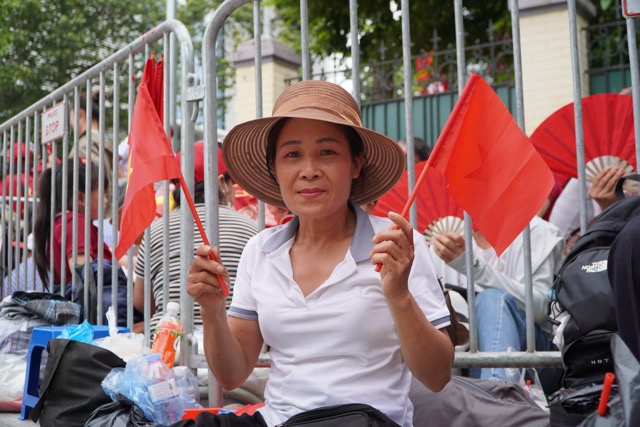 Ba Nguyen Thu Ung ( Thanh Xuan - Ha Noi) cung hon chuc nguoi than khac da co mat tai pho Hung Vuong tu som, giu cho, san sang xuyen dem cho doi. 