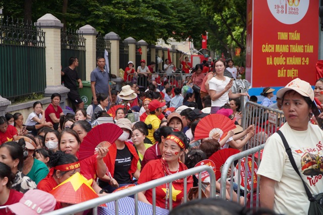 Nhung khu vuc tren duong Hung Vuong – Tran Phu, Nguyen Thai Hoc, Hang Chao luong nguoi da phu kien va san sang tam the “trang dem” cho don Tong duyet dieu binh, dieu hanh. Anh: Thuy Linh