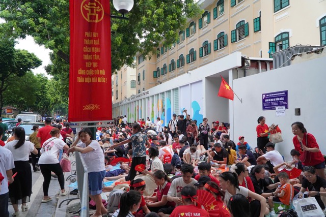 “Hoa chung khong khi cua dip le Quoc Khanh, gia dinh chung toi ru nhau di xem, co vu doan dieu binh dieu hanh. Chung toi het suc tu hao, hanh dien khi minh la nguoi Viet Nam. Chung toi cung muon cho con chau thay duoc niem vui, hanh phuc song trong mot dat nuoc hoa binh, de biet ma co gang phan dau” - ong Nguyen Binh An (Ha Noi) chia se. Anh: Thuy Linh