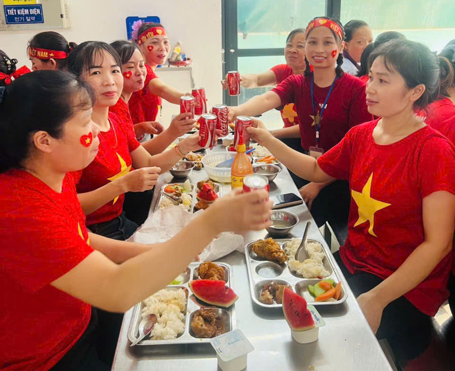 Cac doan vien phan khoi tham gia Bua com cong doan. Anh: An Vi 