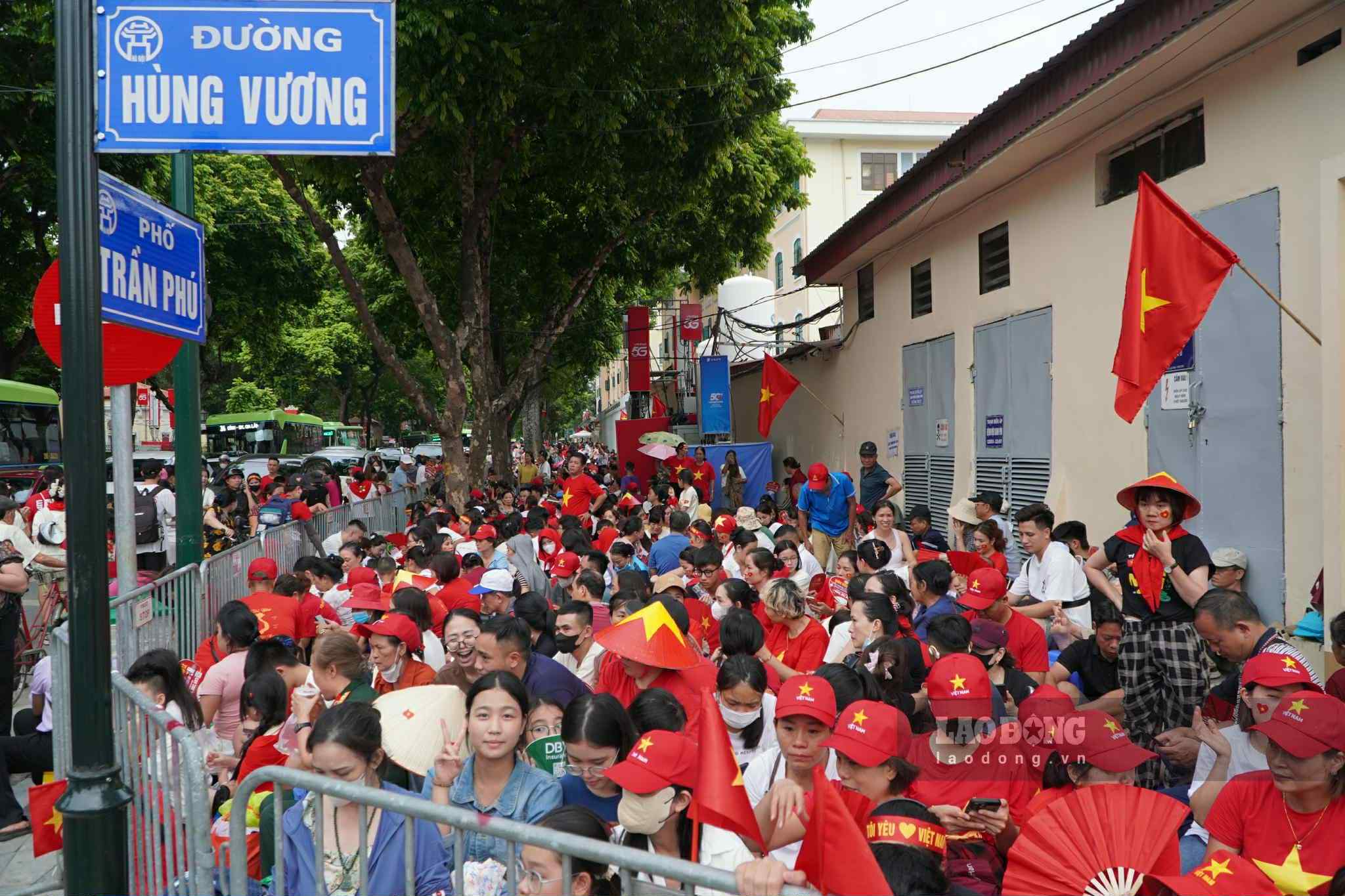 Cac truc duong chinh da chat kin nguoi dan tu trua 29.8. Anh: Anh Duc