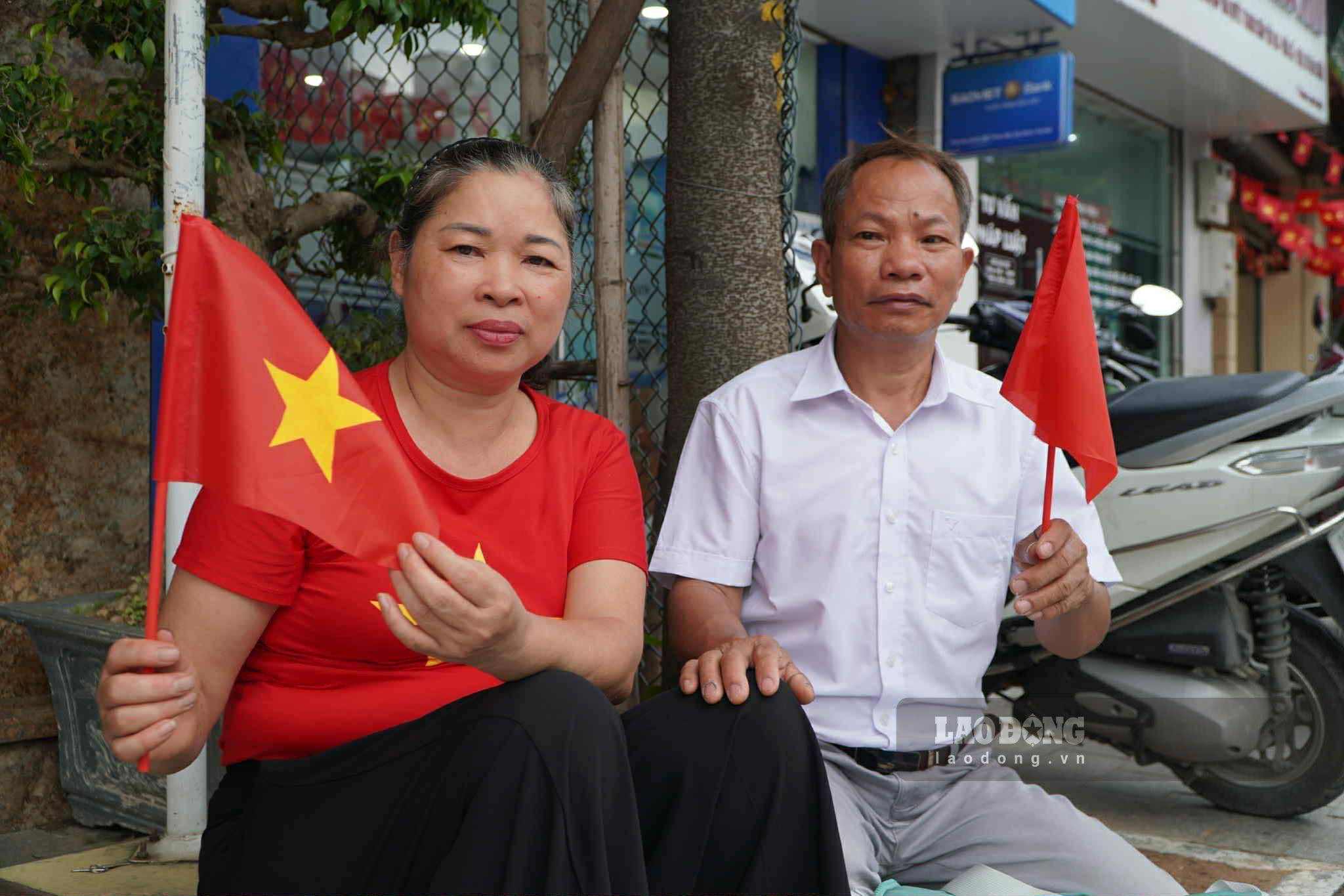 Chi Nguyen Thi Sau (xa Phu Nghia, Ha Noi) san sang an ngu qua dem tren via he. Anh: Nguyen Dat