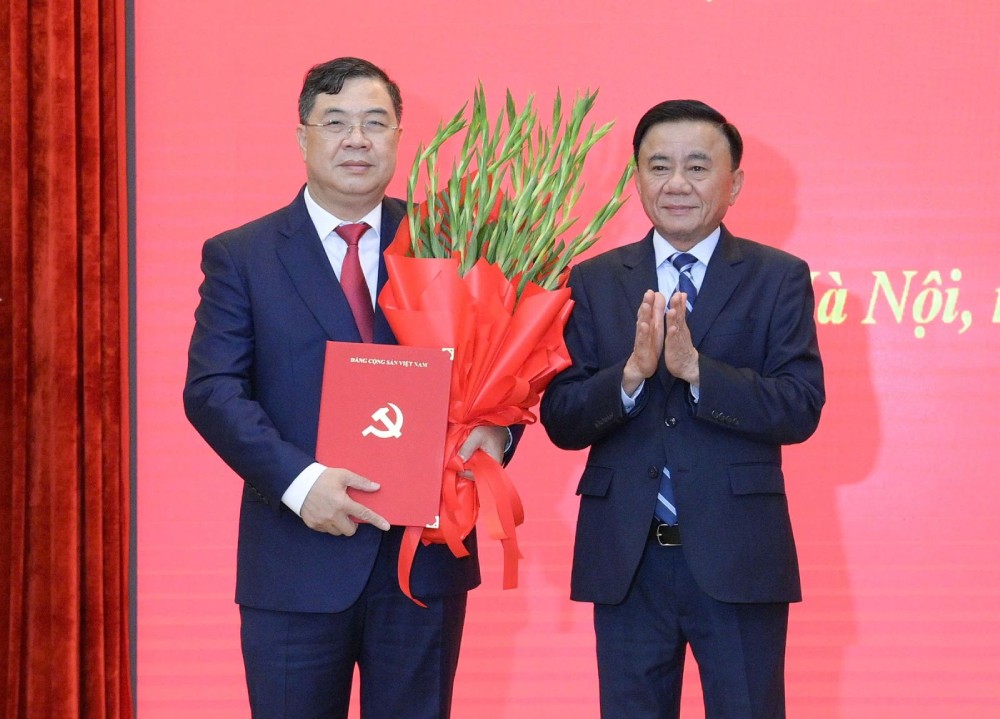 Politburo member, Standing member of the Secretariat Tran Cam Tu presented the Decision and presented flowers to congratulate Mr. Pham Gia Tuc. Photo: Kim Thanh