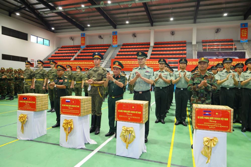 Thuong tuong Hoang Xuan Chien tang qua cho quan nhan cua 4 doan Quan doi nuoc ngoai tham gia dieu binh, dieu hanh. Anh: Ai Van