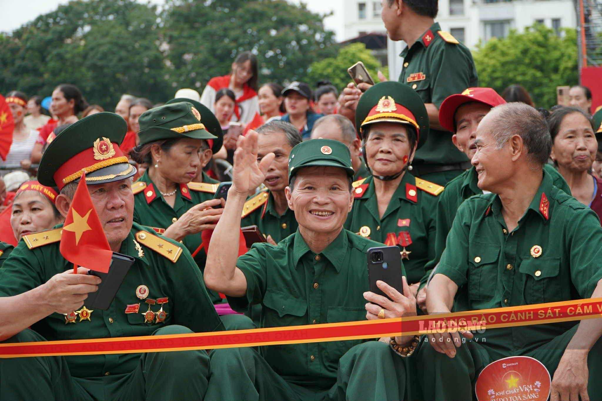 Cac can bo cuu chien binh duoc bo tri vi tri uu tien de xem dieu binh. Anh: Anh Duc