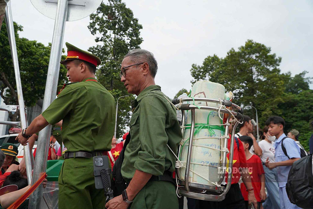Mot cuu chien binh den tu Son La duoc cong an bo tri cho ngoi uu tien. Anh: Anh Duc