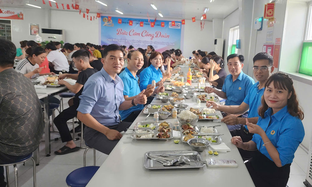 Bua com Cong doan nham dong vien, nang cao doi song cong nhan. Anh: An Vi