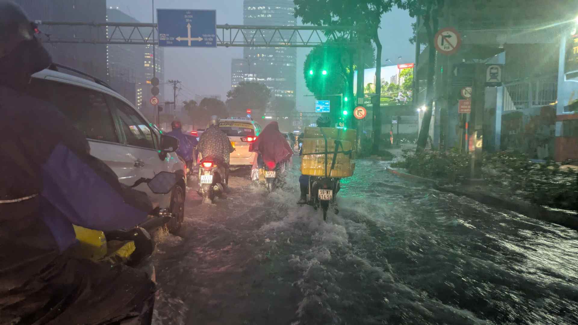 Duong Nguyen Huu Canh nuoc dang cao. Anh: Anh Tu