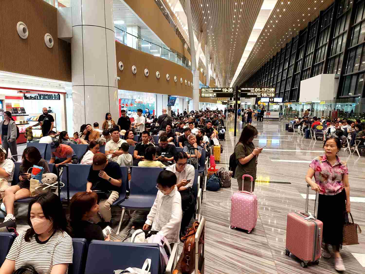 Nhieu chuyen bay bi delay khien hanh khach moi mon cho bay. Anh: Minh Quan