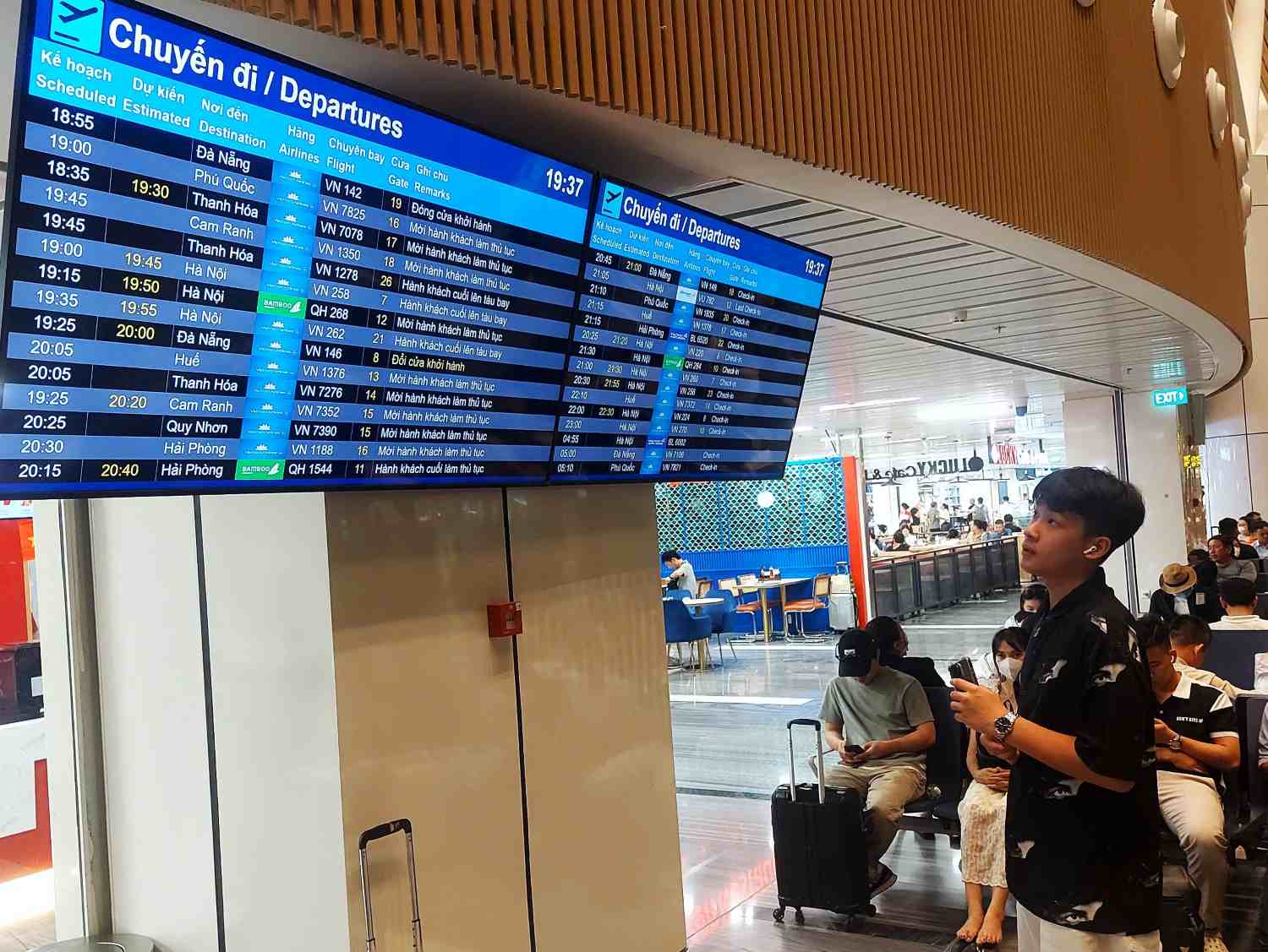 Dans la soiree du 29 août, de nombreux vols a la gare T3 de l'aeroport de Tan Son Nhat ont ete retardes.  Photo: Minh Quan