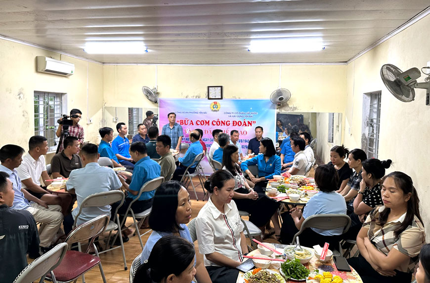 Lanh dao LDLD Lao Cai tham du Bua com cong doan cung cong nhan, lao dong. Anh: An Vi