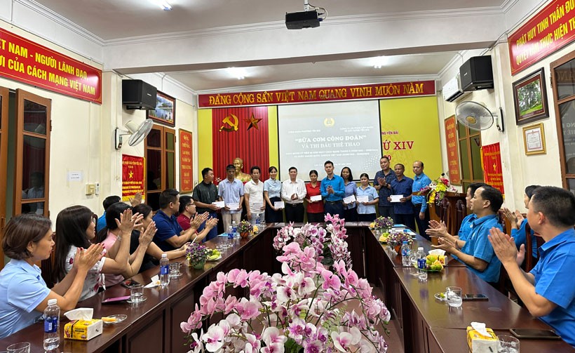 Lanh dao LDLD tinh Lao Cai tang qua cho doan vien co hoan canh kho khan. Anh: Manh Hung