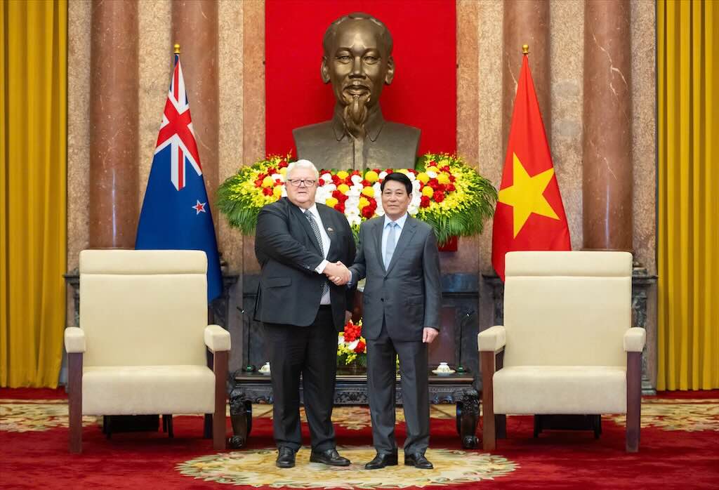 Chu tich Quoc hoi New Zealand bay to vui mung tham Viet Nam dung vao dip nhan dan Viet Nam dang han hoan chao mung ngay Quoc khanh; cho rang day la mot dip het suc dac biet khi duoc chung kien niem tu hao va tinh than dan toc cua nguoi dan Viet Nam. Anh: Hai Nguyen 