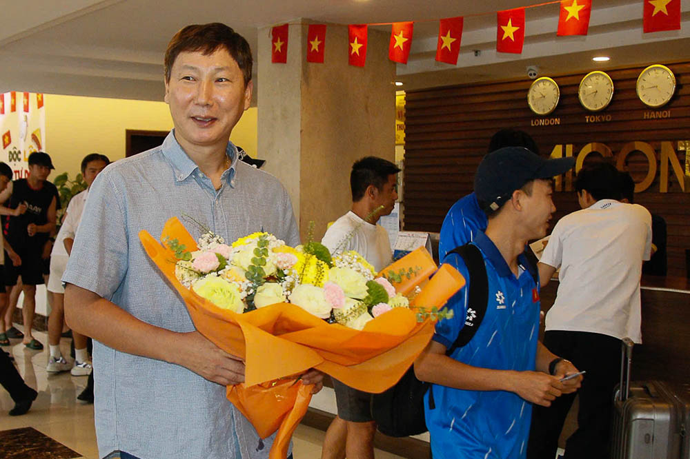 김상식 감독과 U23 베트남 선수들이 2026 AFC U-23 챔피언십 예선에 참가하기 위해 푸토로 이동하고 있습니다. 사진: VFF