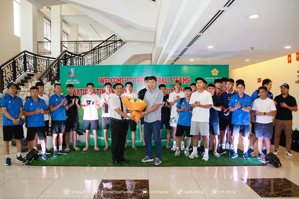 Cac cau thu duoc chao don o noi dong quan. Anh: VFF