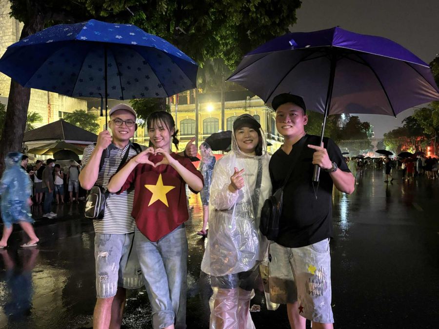 Anh Phung Van Duc (ngoai cung ben trai) cung gia dinh tham gia cac hoat dong ky niem 80 nam Quoc khanh 2.9 o Ha Noi. Anh: Nguyen Dat