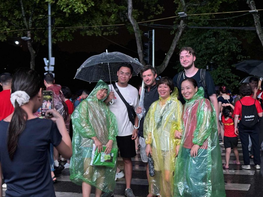 People watch an art program at Hoan Kiem Lake. Photo: Nguyen Dat
