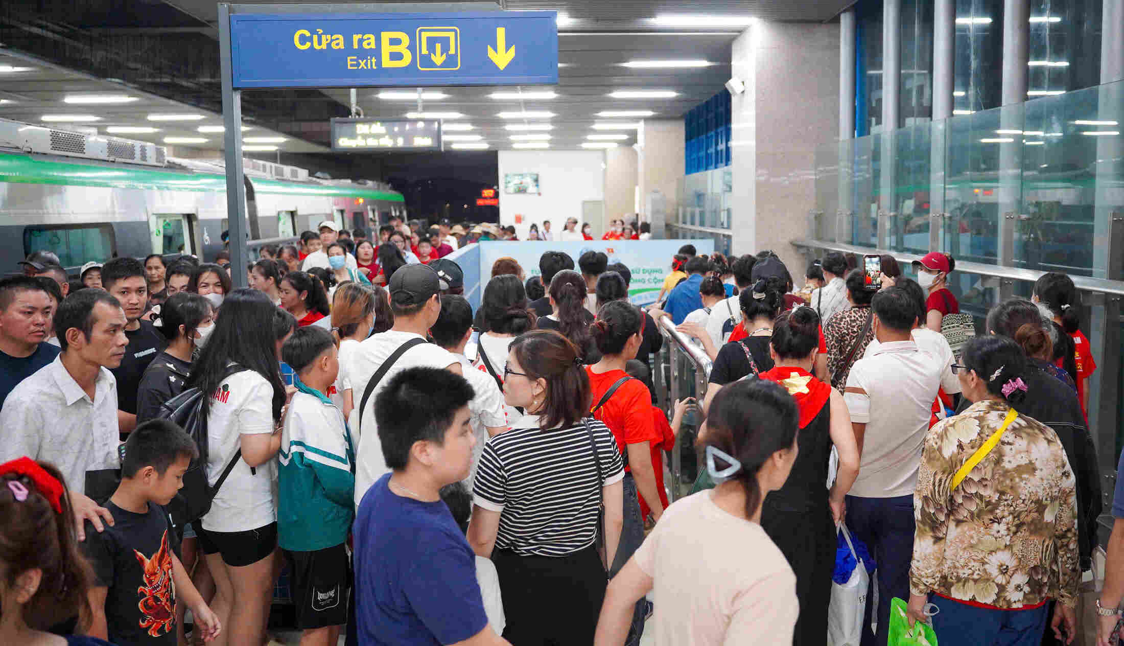 Hang ngan nguoi dan co mat tai ga Cat Linh - Ha Dong huong ve khu vuc dien ra le tong duyet dieu binh. Anh: Vu Linh - Tung Giang