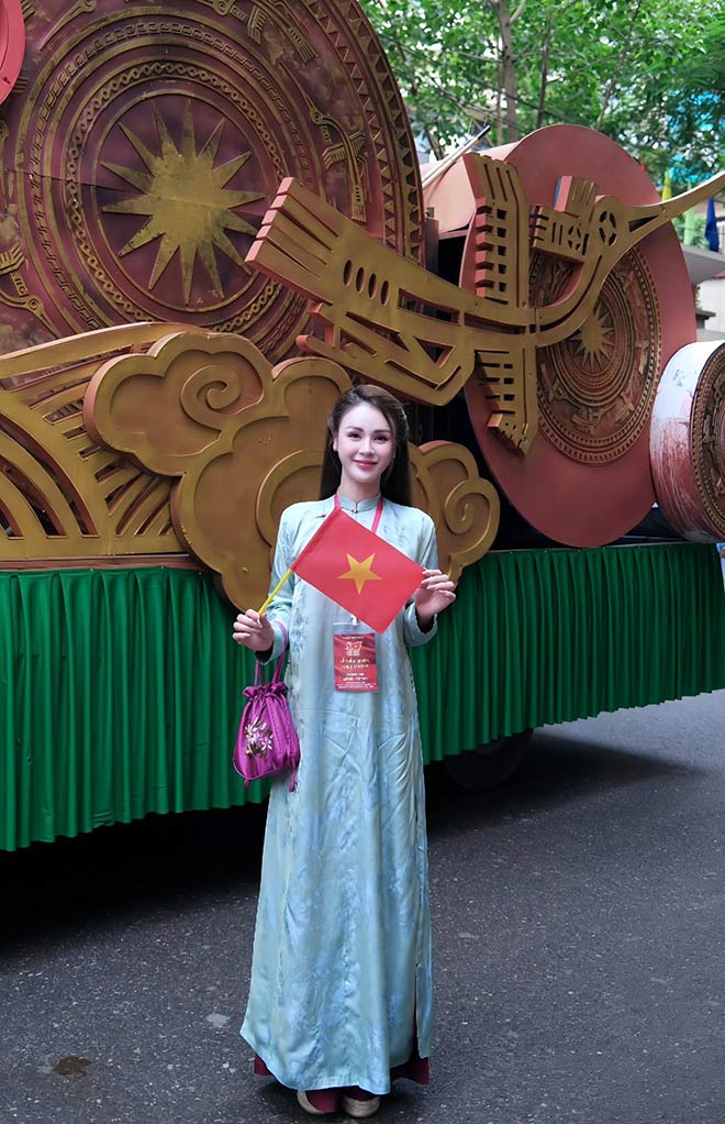 Luong Thu Trang rang ro tren pho. Anh chup man hinh