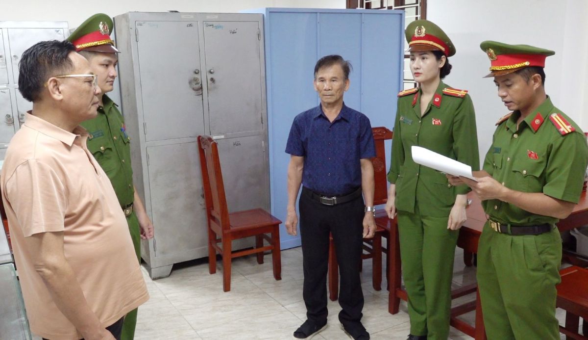 Cơ quan Cảnh sát điều tra Công an tỉnh Thanh Hóa thi hành Lệnh bắt ông Cao Tiến Đoan. Ảnh: Công an Thanh Hóa
