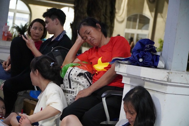 Nhieu nguoi cao tuoi xep hang, giu cho cho doi dieu binh cung con chau tu thoi diem ban ngay, den dem cung da tham met.