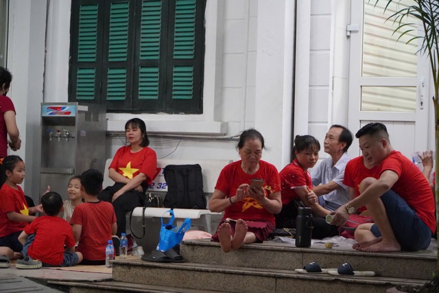 Con mua lon khien nhieu nguoi bi uot, may man da co cho tru tam.