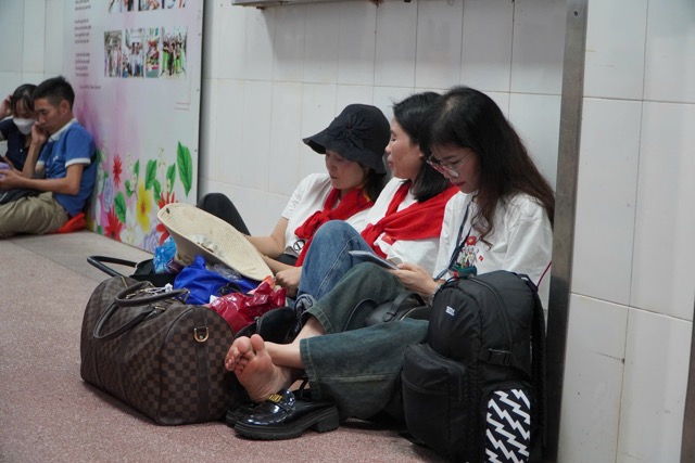 Nhieu nguoi da tham met, nam ngay ra san hanh lang benh vien.
