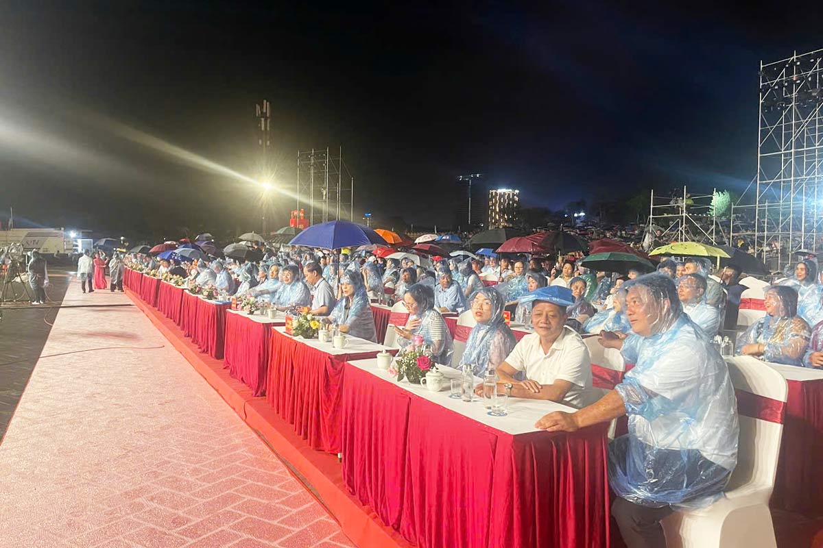 Mac du co mua nhe nhung dong dao nguoi dan, du khach van den xem va thuong thuc chuong trinh. Anh: Doan Hung