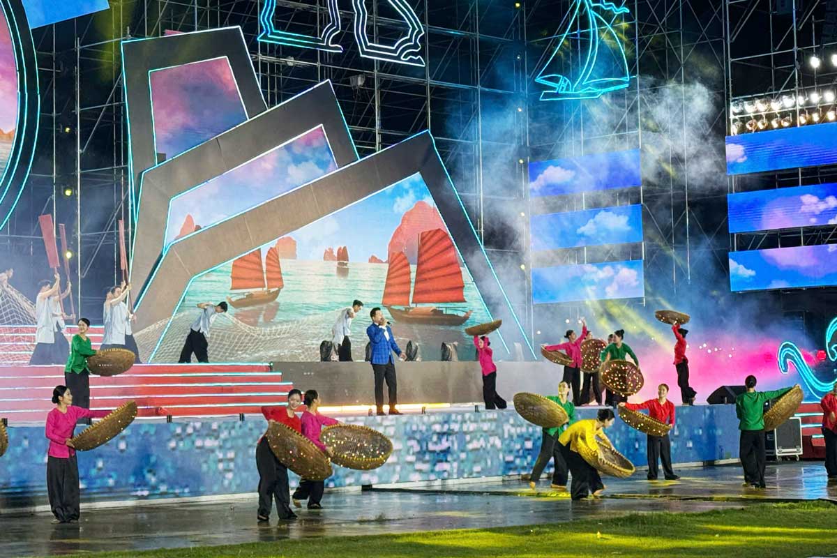 꽝닌 예술 프로그램 - 조국과 함께 빛나는 80년 여정. 사진: 도안 흥