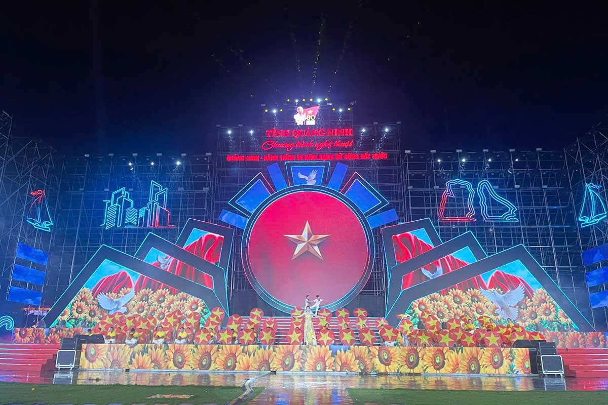 Chuong trinh to chuc tai Quang truong Sun Carnival, phuong Bai Chay. Anh: Doan Hung