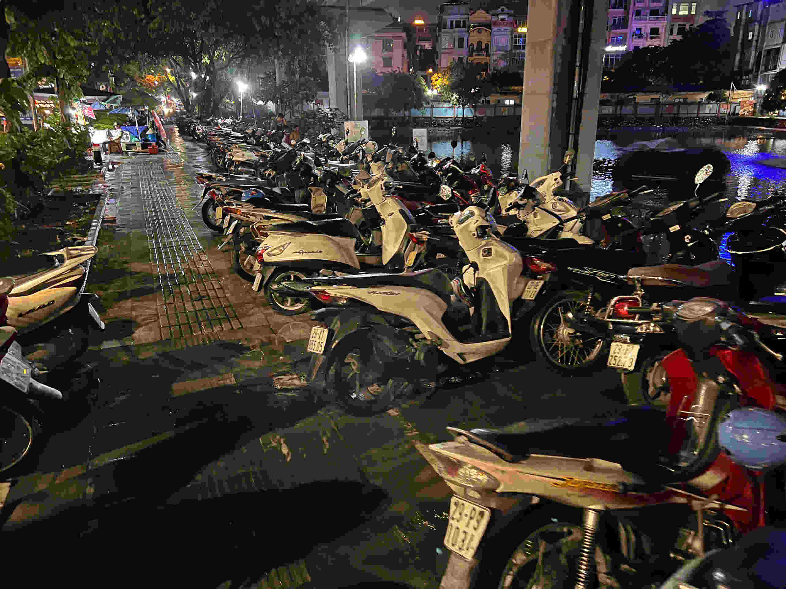 Theo ghi nhan, ben trong bai gui xe cua ga co gia 5000d/xe, con nhieu cho trong nhung bao ve ngan nguoi gui tiep tuc mang xe vao. Anh: Tung Giang - Vu Linh