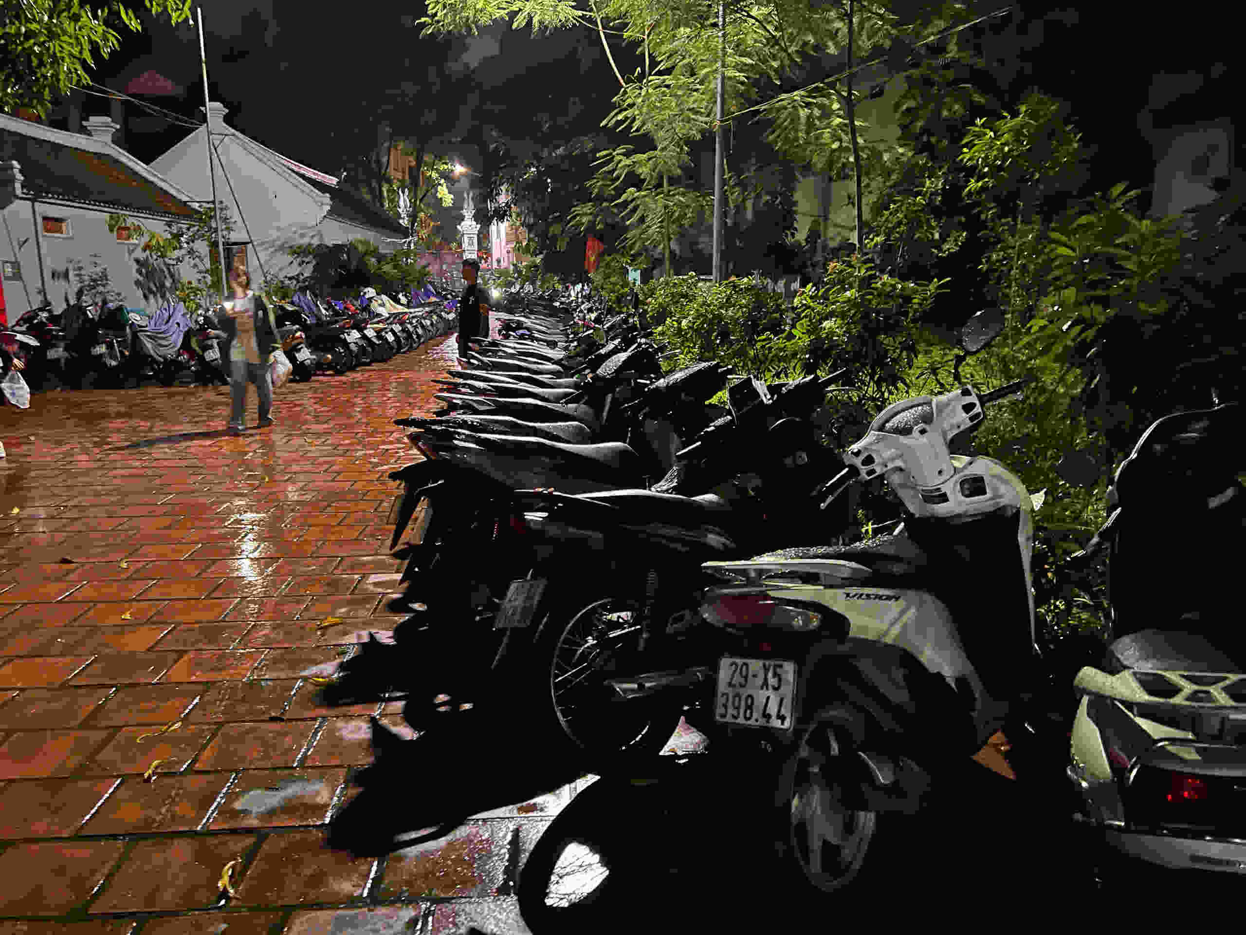Mot goc bai gui xe trong dinh Hao Nam. Anh: Tung Giang - Vu Linh