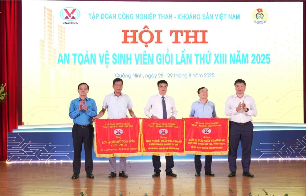 베트남 석탄-광물 그룹 지도부가 블록별 단위에 상을 수여하고 있습니다. 사진: TKV 노동조합