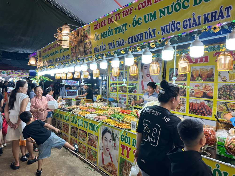 Cac gian hang bay ban nhieu mat hang da dang. Anh: Le Duyen