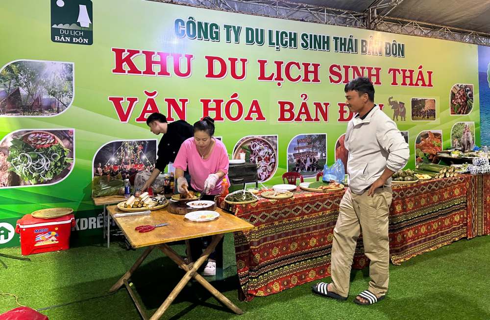 Du khach tham quan gian hang tai