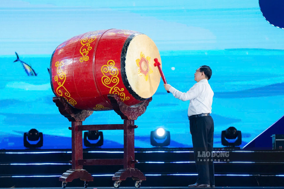 Bi thu Tinh uy Gia Lai Ho Quoc Dung thuc hien nghi thuc danh trong khai hoi. Anh: Hoai Phuong