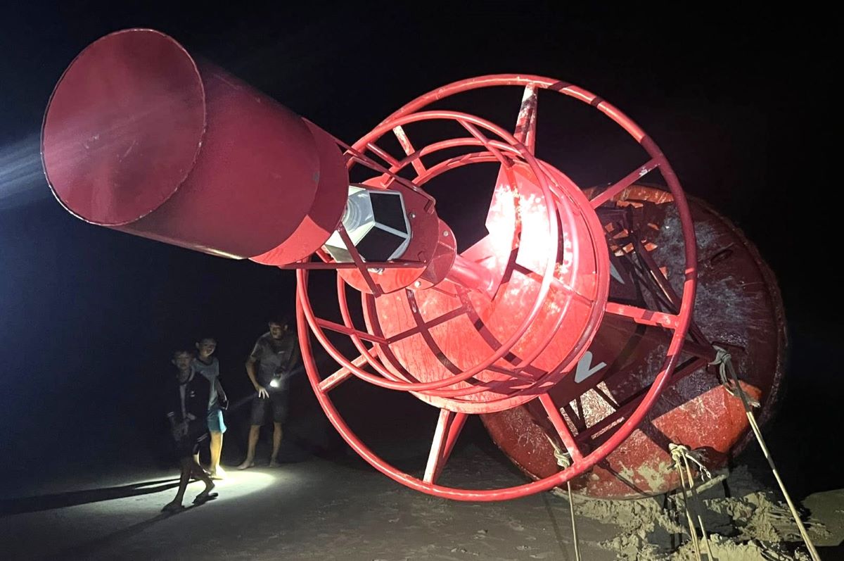台風5号後、大砲が海岸に流れ込みました。写真:ヴィンホアンコミューン警察
