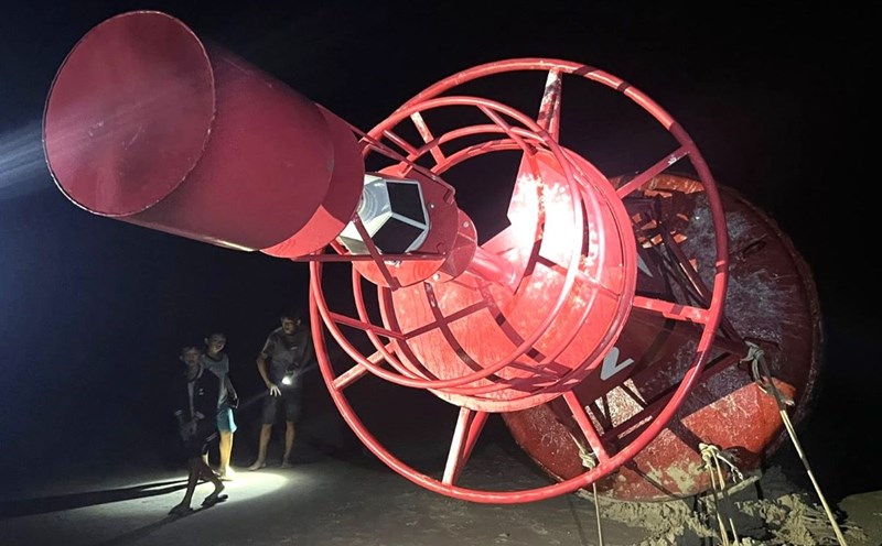 A large pepper floated ashore after storm No. 5. Photo: Vinh Hoang Commune Police