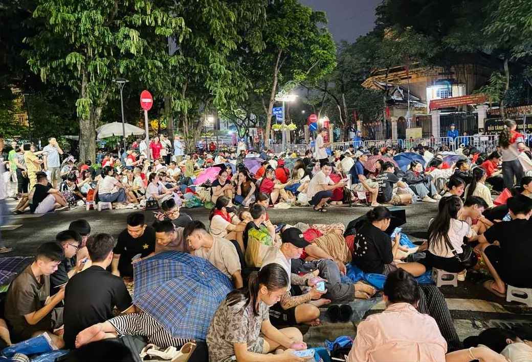 Nhieu nguoi thuc tron dem tren pho Trang Tien (Ha Noi) de doi buoi tong duyet dieu binh, dieu hanh A80. Anh: Phuong Anh