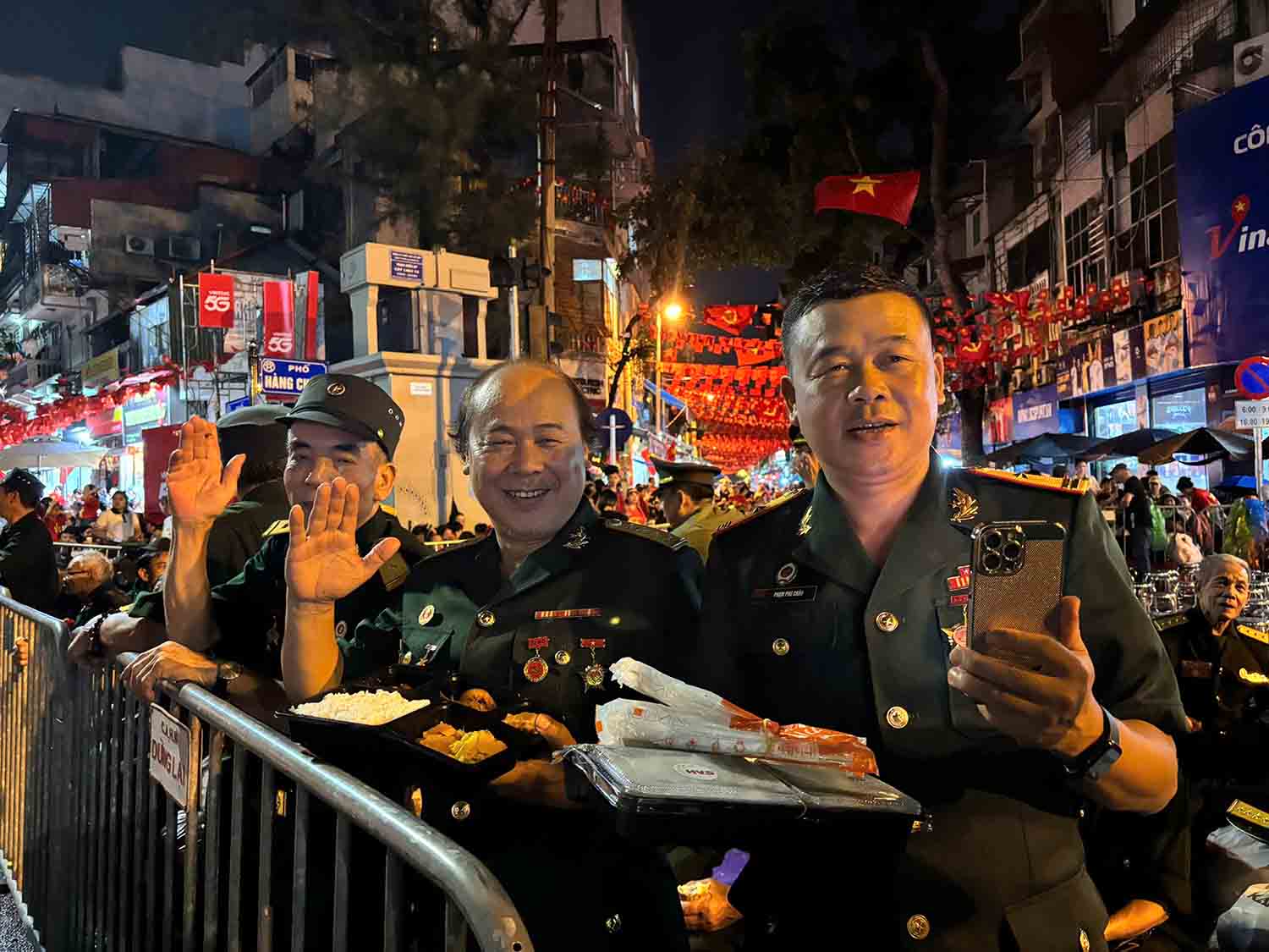 Anciens combattants assis sur les sieges prioritaires attendant avec emotion le moment du defile general